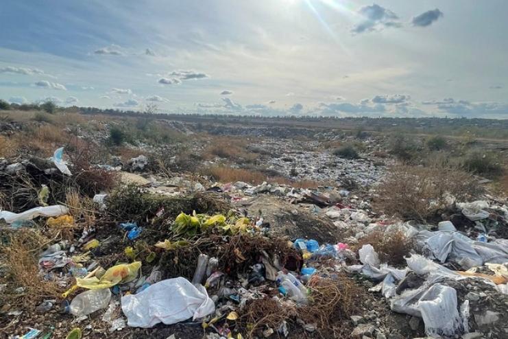 На Одещині невідомі викопали два котловани та влаштували там звалище
