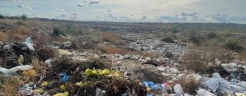 На Одещині невідомі викопали два котловани та влаштували там звалище