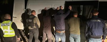 Прикордонники затримали депутата-таксиста, який переправляв військовозобов’язаних чоловіків за кордон (відео)