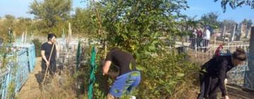 У селі Веселий Кут Теплицької громади продовжуються суботники на місцевому кладовищі