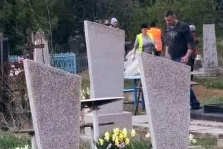 Прибрані кладовища в Арцизі – це великі зусилля комунальників. Цінуйте!