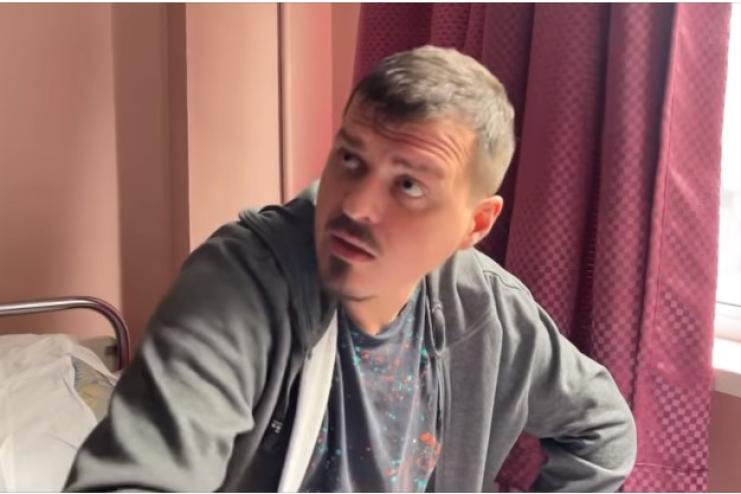 Беззахисні медики: в Одесі фельдшер, якого вдарили ножем декілька разів, йде на одужання