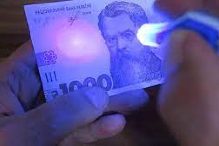 Українцям підсовують фальшиві гривні: як їх розпізнати