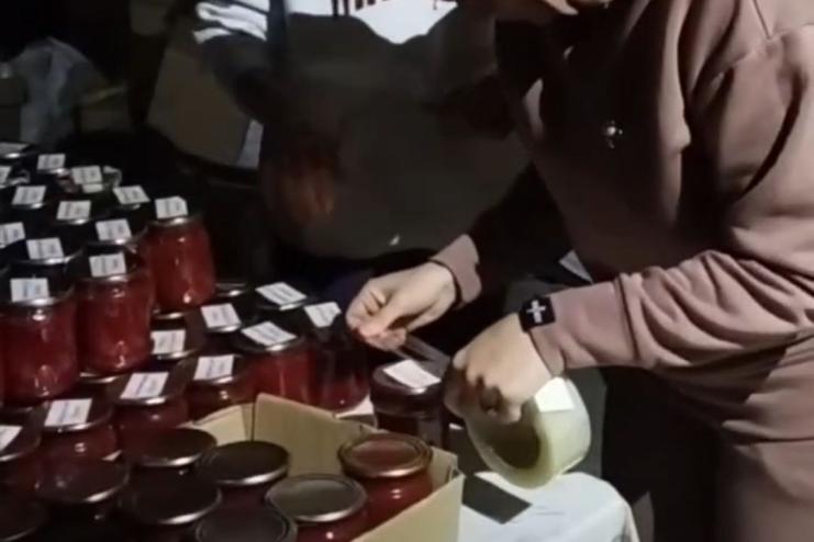 Спільнота мам Білгород-Дністровського зварила близько 360 банок заправки для борщу на фронт