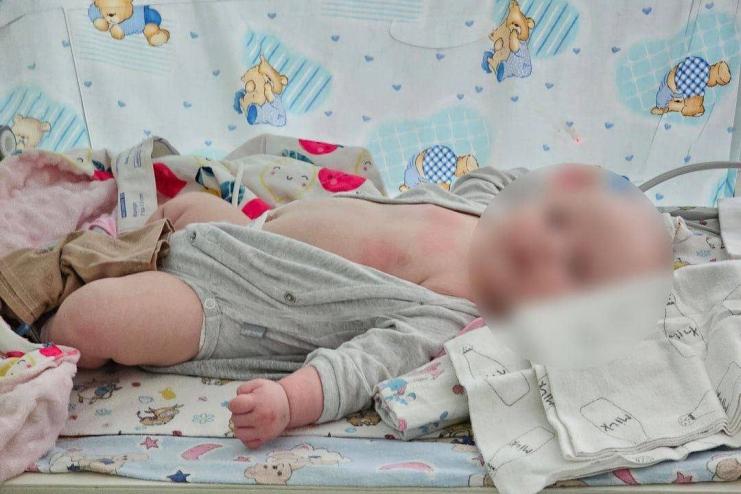 Жінку та двомісячну дівчинку, які вчора потрапили під обстріл у передмісті Херсона, евакуюють до Одеси.
