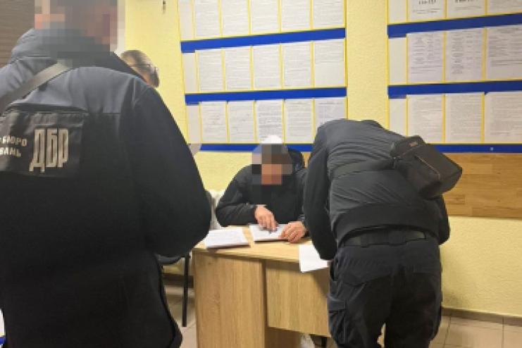 В Одесі військові та правоохоронці силоміць натягли кайданки і заштовхали в авто чоловіка: ДБР проводить розслідування