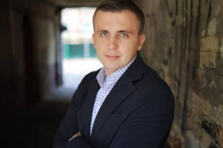 На відомого журналіста Михайла Ткача напали під час зйомок сюжету: поліція розпочала провадження