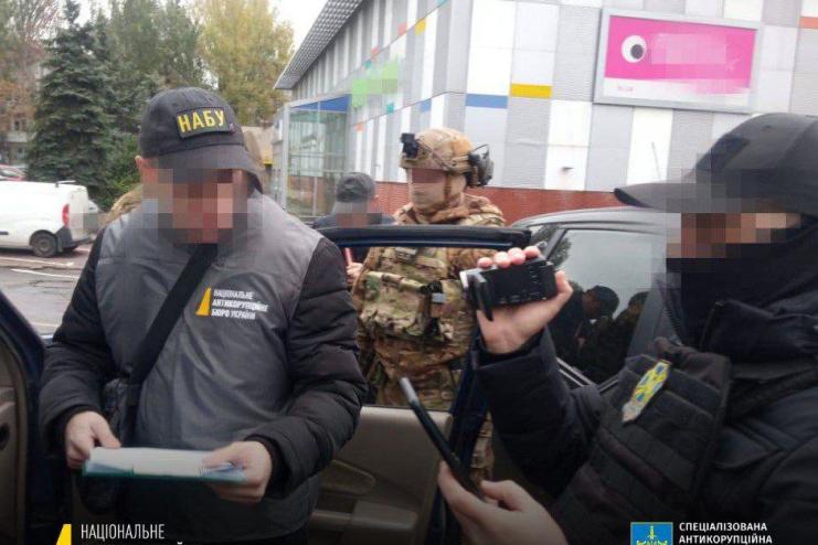 Намагався дати хабар командувачу ОСУВ "Одеса": чоловіка затримано