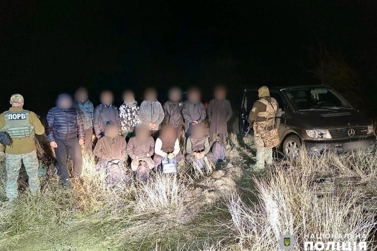 На Одещині водій допомагав чоловікам призивного віку незаконно покинути країну 