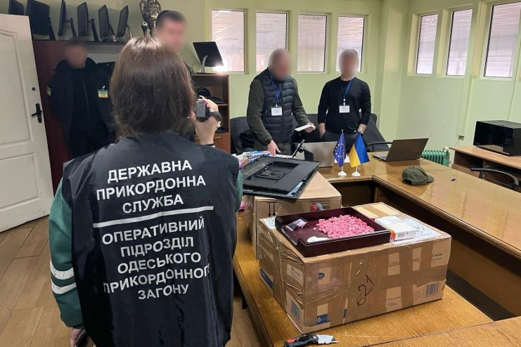 «Товар» ховав у «надійному» місці: фітнес-тренер з Одеси виявився драг-дилером екстазі з Європи (відео)