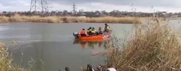 На Одещині енергетики пересіли на човен, аби повернути жителям світло