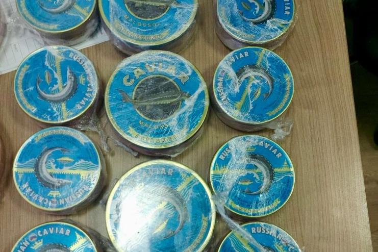Через пункт пропуску на Одещині жінка хотіла вивезти 7,5 кг червоної і чорної ікри, маркованих як russian caviar Astrakhan
