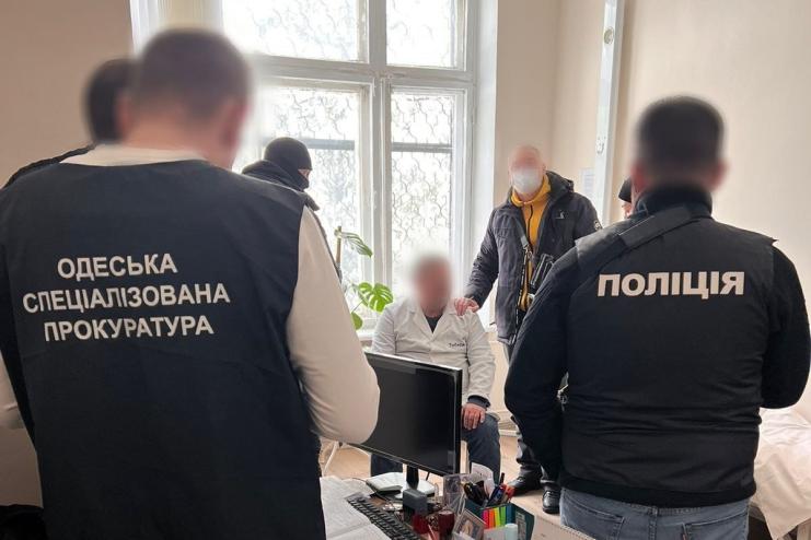 На Одещині затримано лікаря, який за 5 500 доларів США виготовляв фіктивні документи для звільнення зі служби