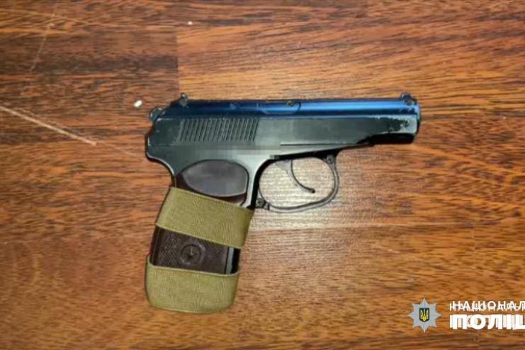В Одесі двоє студентів пригрозили пістолетом і пограбували юнаків