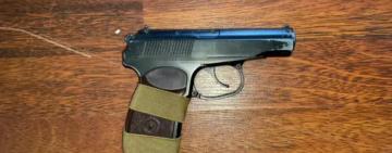 В Одесі двоє студентів пригрозили пістолетом і пограбували юнаків