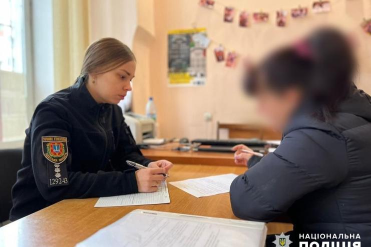 Залишила маленьку дочку на подругу й несподівано зникла: на Одещині горе-матір притягують до відповідальності