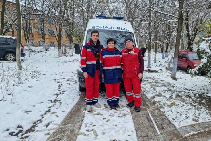 Через відсутність дорожнього покриття, медики "швидкої" ледь встигли на екстрені пологи