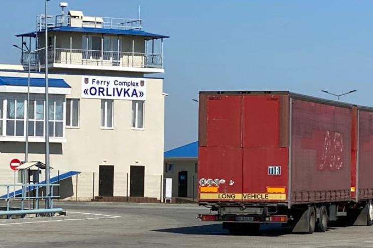 На кордоні чоловік із підробленими документами на виїзд збив співробітника військкомату і втік