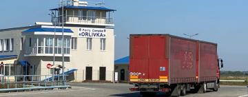 На кордоні чоловік із підробленими документами на виїзд збив співробітника військкомату і втік