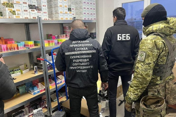 Електронні сигарети на понад 10 млн грн: викрито незаконну мережу збуту підакцизних товарів