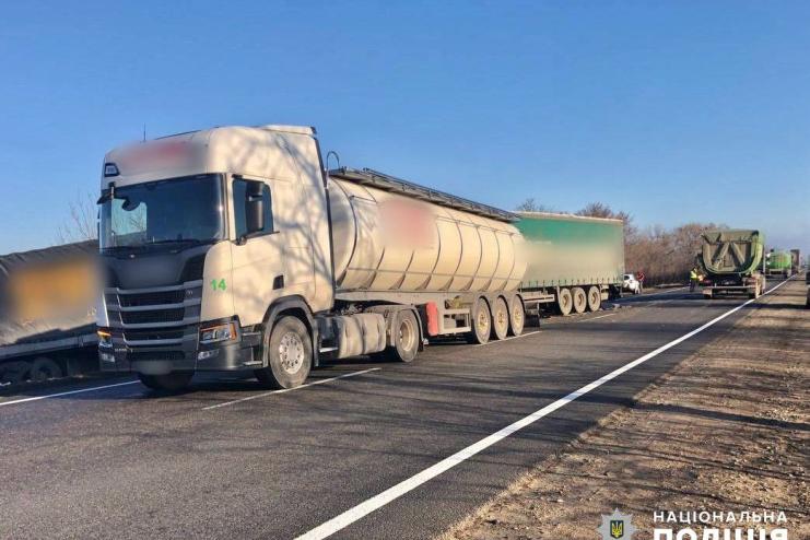 До уваги водіїв: на трасі Одеса-Рені зіткнулися три вантажівки  — між Саратою та Миколаївкою-Новоросійською ускладнений рух