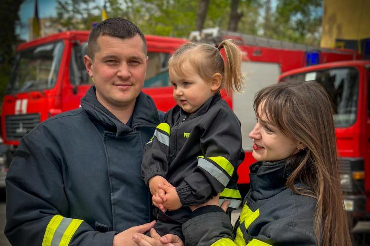 Жах війни: одеський рятувальник гасив пожежу в своєму будинку і виводив з вогню дружину і маленьку дочку