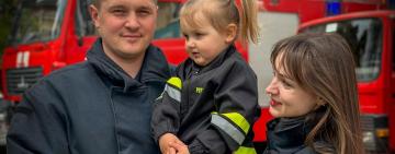 Жах війни: одеський рятувальник гасив пожежу в своєму будинку і виводив з вогню дружину і маленьку дочку