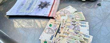 За 8000 гривень обіцяв «закрити очі» на стихійну торгівлю: на Одещині затримано посадовця