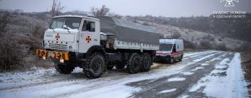 Везли 2-місячне немовля: на Одещині «швидка» застрягла на горі