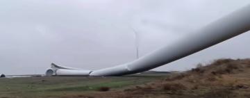 «ВІДНЕСЕНІ ВІТРОМ»: у Білгород-Дністровському впав вітрогенератор