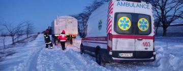 «Швидка», легкові та «бус»: скільки автівок рятувальники Одещини витягли зі снігового полону