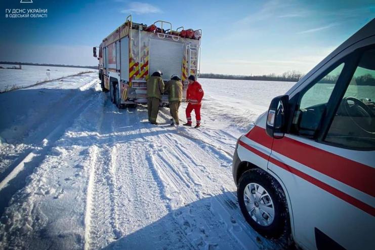 На Одещині рятувальники крізь замети довезли лікарів до хворого чоловіка