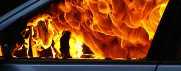 На півдні Одещини чоловік спалив Mersedes свого роботодавця через борг по зарплаті