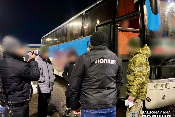 Водій рейсового автобусу за 6 тис дол перевозив ухилянтів за кордон у спальному відсіку