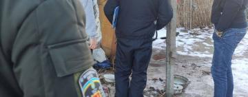 У Білгород-Дністровському на очах у дитини неадекват проткнув собак вилами