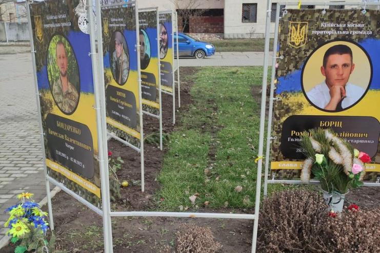 В Кілії невідомі вчинили акт вандалізму на Алеї Слави загиблим Героям
