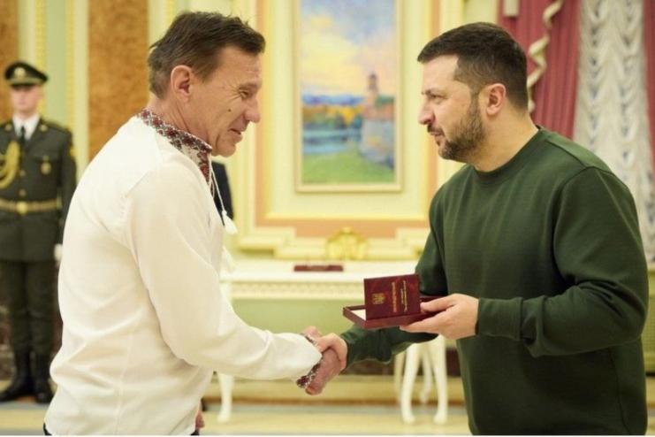 Рятував дітей після обстрілу: одеський комунальник отримав нагороду від президента