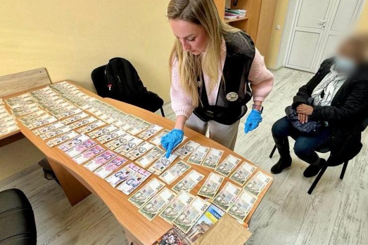 Жіночка з Болградського району запропонувала поліцейському хабар, щоб відкупитись від скоєних злочинів