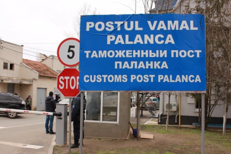 Двоє українців, які допомагали іноземним журналістам, «під шумок» утекли до Молдови