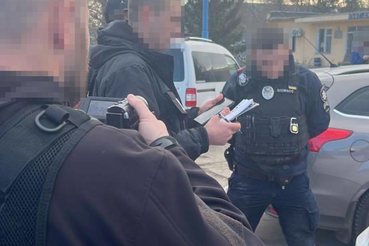 На півдні Одещини патрульний попався на систематичних хабарях від перевізників зернових