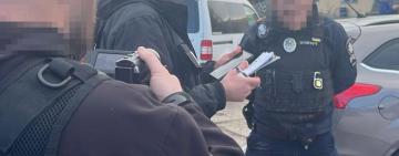 На півдні Одещини патрульний попався на систематичних хабарях від перевізників зернових