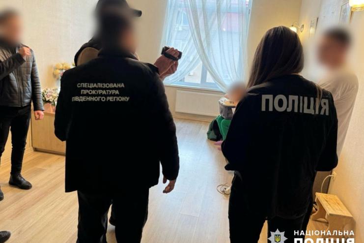 На Одещині чоловік у змові зі співробітником ТЦК торгував «білими квитками» по 8 000 доларів