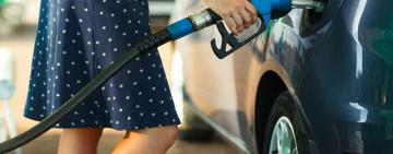 За кошти держави заправляли авто депутатки Одеської облради — у махінаціях підозрюють її цивільного чоловіка