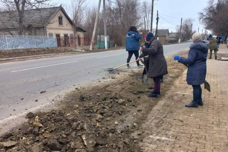 Робочі будні комунальників Березине: роботи з  благоустрою  тривають щоденно