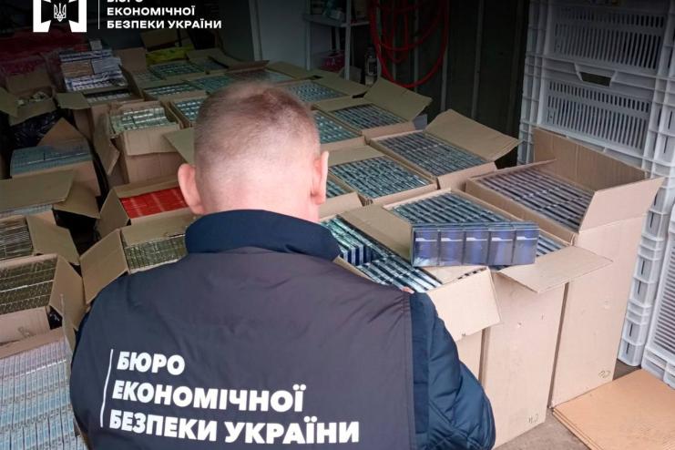 Одеське БЕБ вилучило 25 тисяч пачок контрафактних сигарет відомих брендів на 2 млн гривень
