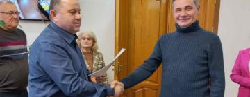 Голова Тарутинської громади вручив ордер на квартиру переселенцю з Херсонщини