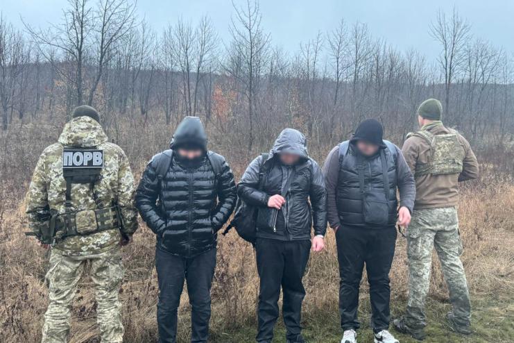 На Одещині троє чоловіків під дощем пробиралися через кордон