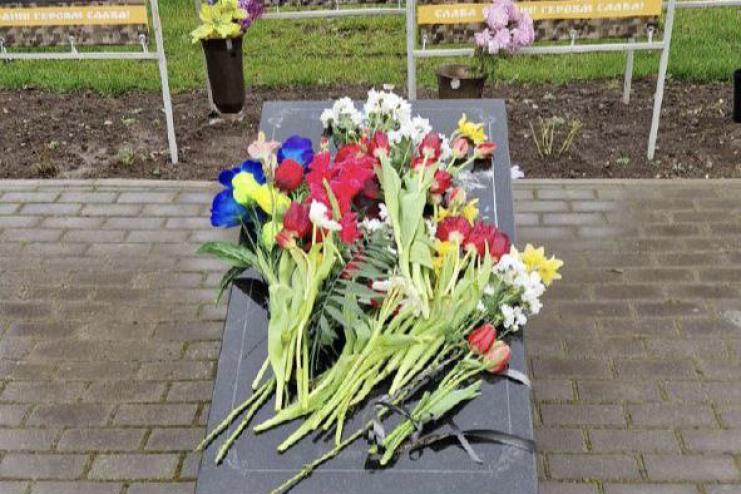 До Дня українського добровольця в Кілії поклали квіти до пам’ятного знаку Героям України