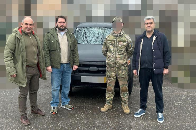 200 автівка від БФ «Придунавʼя» поїхала на фронт: її передали легендарному воїну з Бессарабії