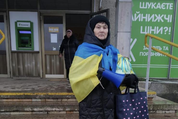 Взяла банку, вдягла прапор і провела збір: на Одещині жінка зібрала майже 20 тис грн на авто розвідникам 